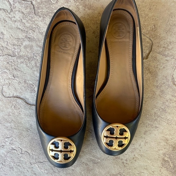 Tory Burch Black Leather Loafers‎ w/Gold Medallion Logo Women's Size 5 - Picture 2 of 10